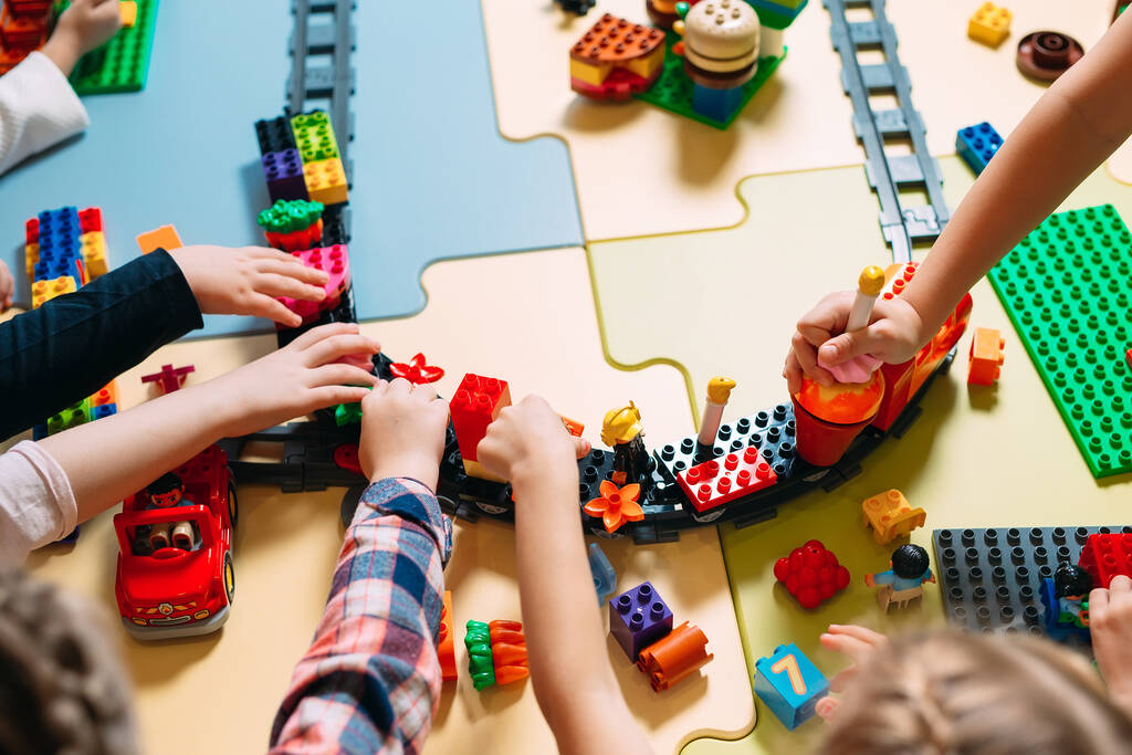 Brinquedos educativos para criança pré-escolar e jardim de infância. Criança brincando com blocos de construtor na aula. - Foto, Imagem