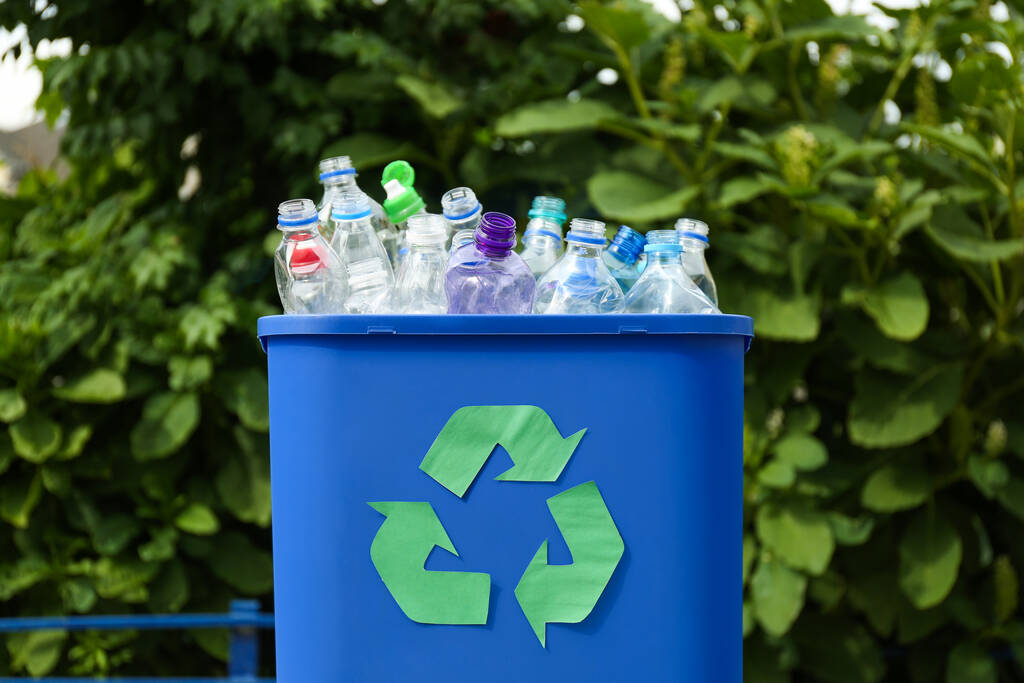Багато використовуваних пляшок у сміттєвому баку на відкритому повітрі, крупним планом. Переробка пластику
 - Фото, зображення