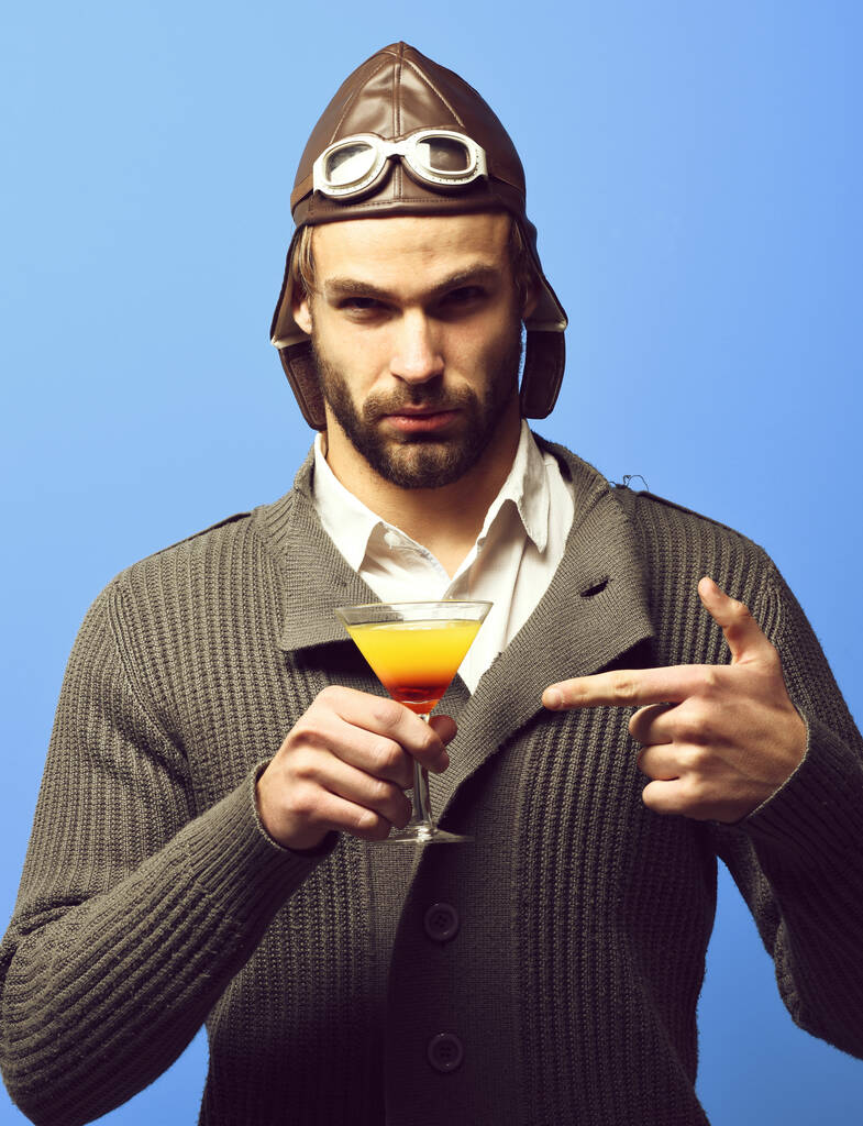 bärtiger Pilot mit Cocktail im Glas - Foto, Bild