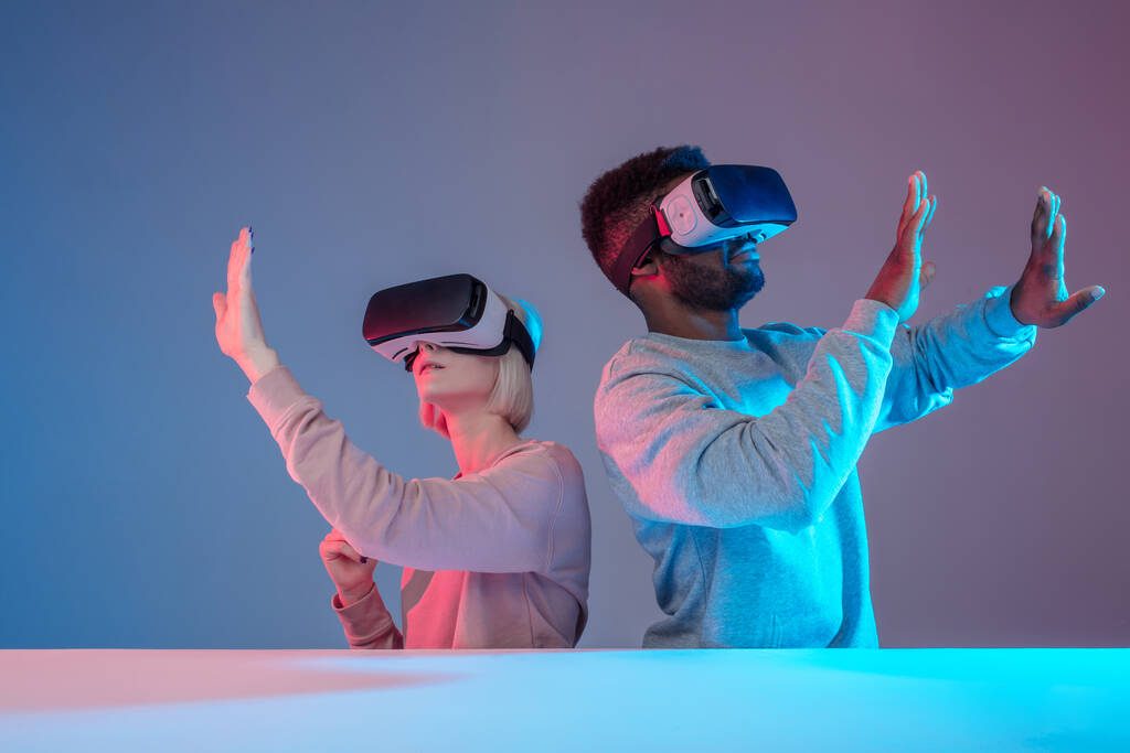 monipuolinen hauskoja ystäviä nauttia VR tekniikka - Valokuva, kuva
