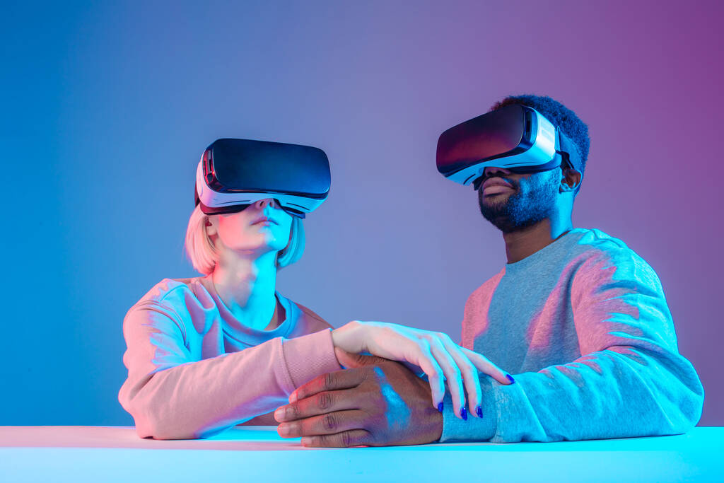 emocional hombre y mujer viendo emocionante película en gafas VR - Foto, Imagen