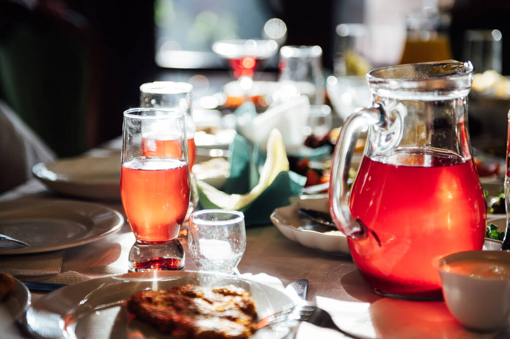 catering služby zázemí s občerstvením a sklenice vína na barmanské pultu v restauraci - Fotografie, Obrázek