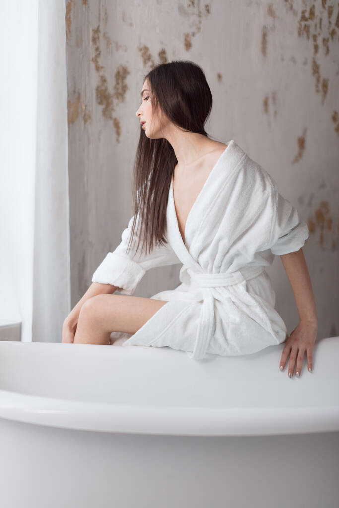 Muotokuva onnellinen kaunis nainen ruskea pitkät hiukset kylpyhuoneessa - Valokuva, kuva