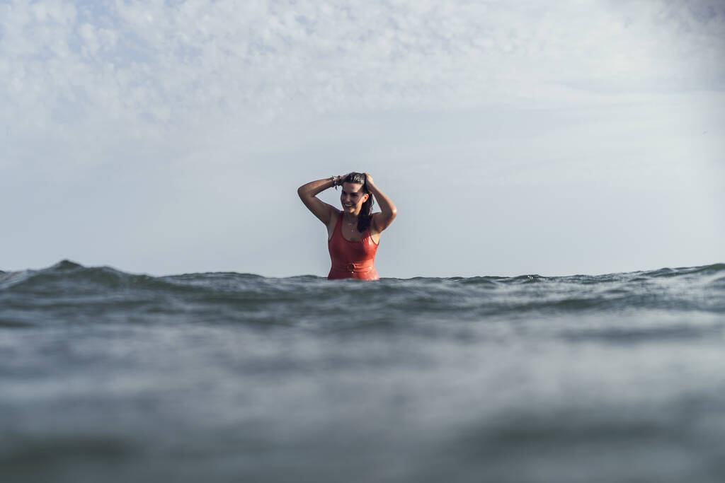 Egy gyönyörű kép egy spanyol tengerben úszó nőről. - Fotó, kép