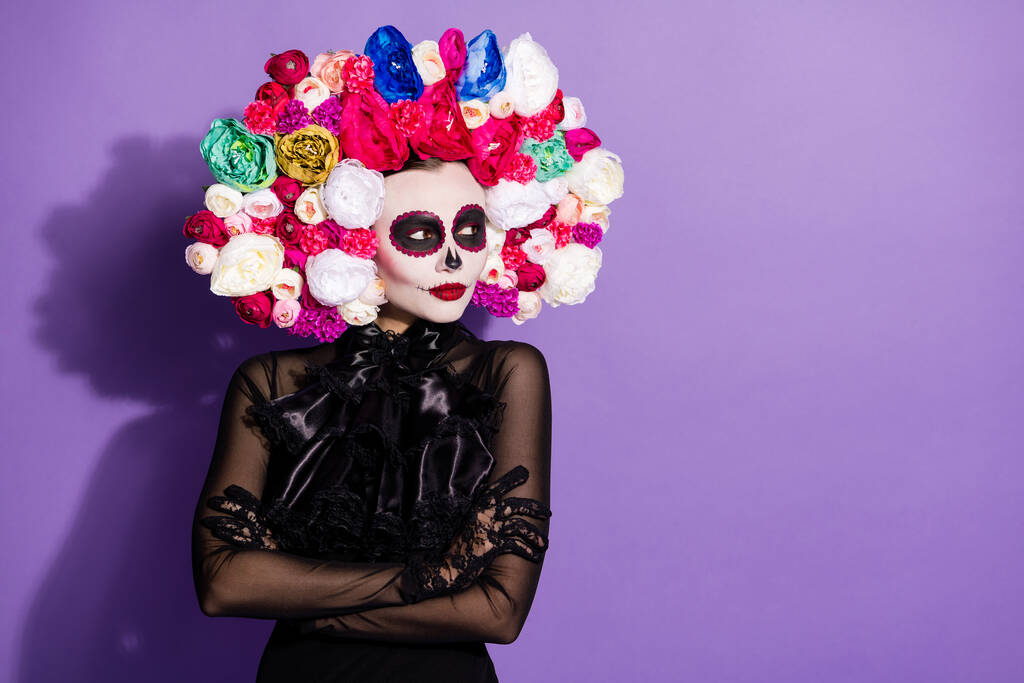 暗い死んだカトリーナの顔の写真印刷民俗文化の生き物メキシコの死の日の休日の仮面舞踏会の外観側の花のバラのヘッドバンド黒レースドレス魔女隔離された紫色の背景 - 写真・画像