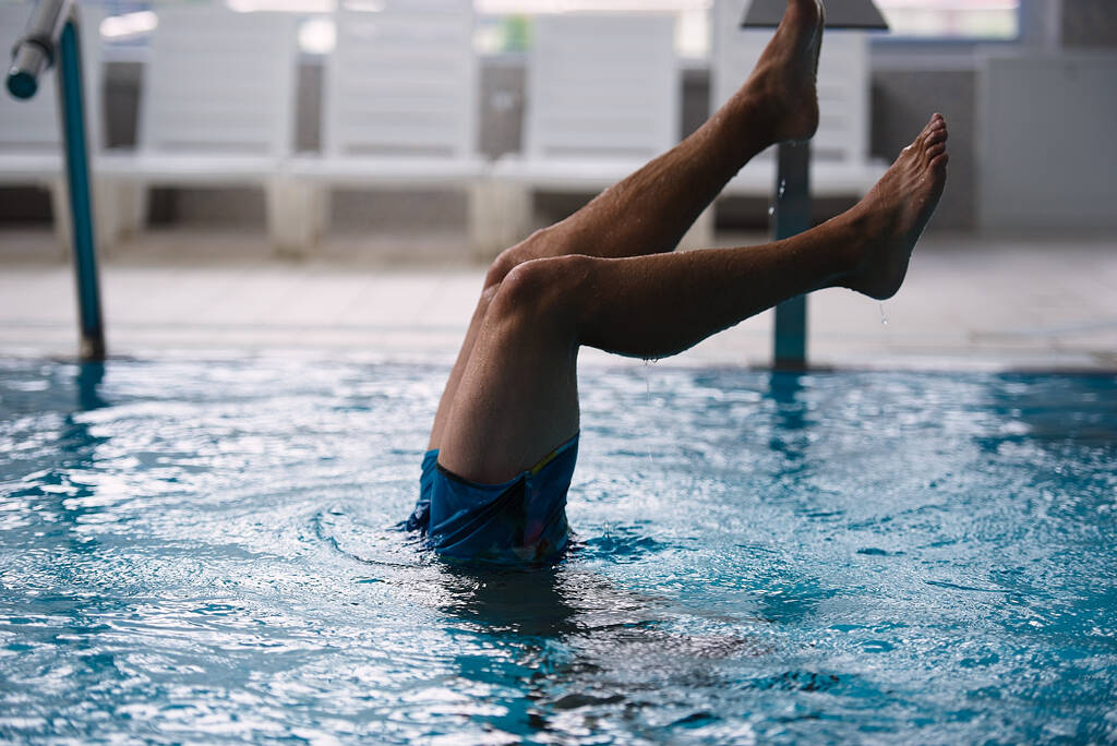 Bulanık görüntü, su sporlarının kavramsal görüntüsü suya dalan erkek atletin bacakları. - Fotoğraf, Görsel