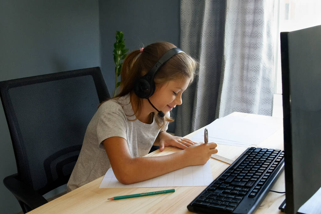 Estudante em fones de ouvido fazer lição de casa Ouça áudio Lição - Foto, Imagem