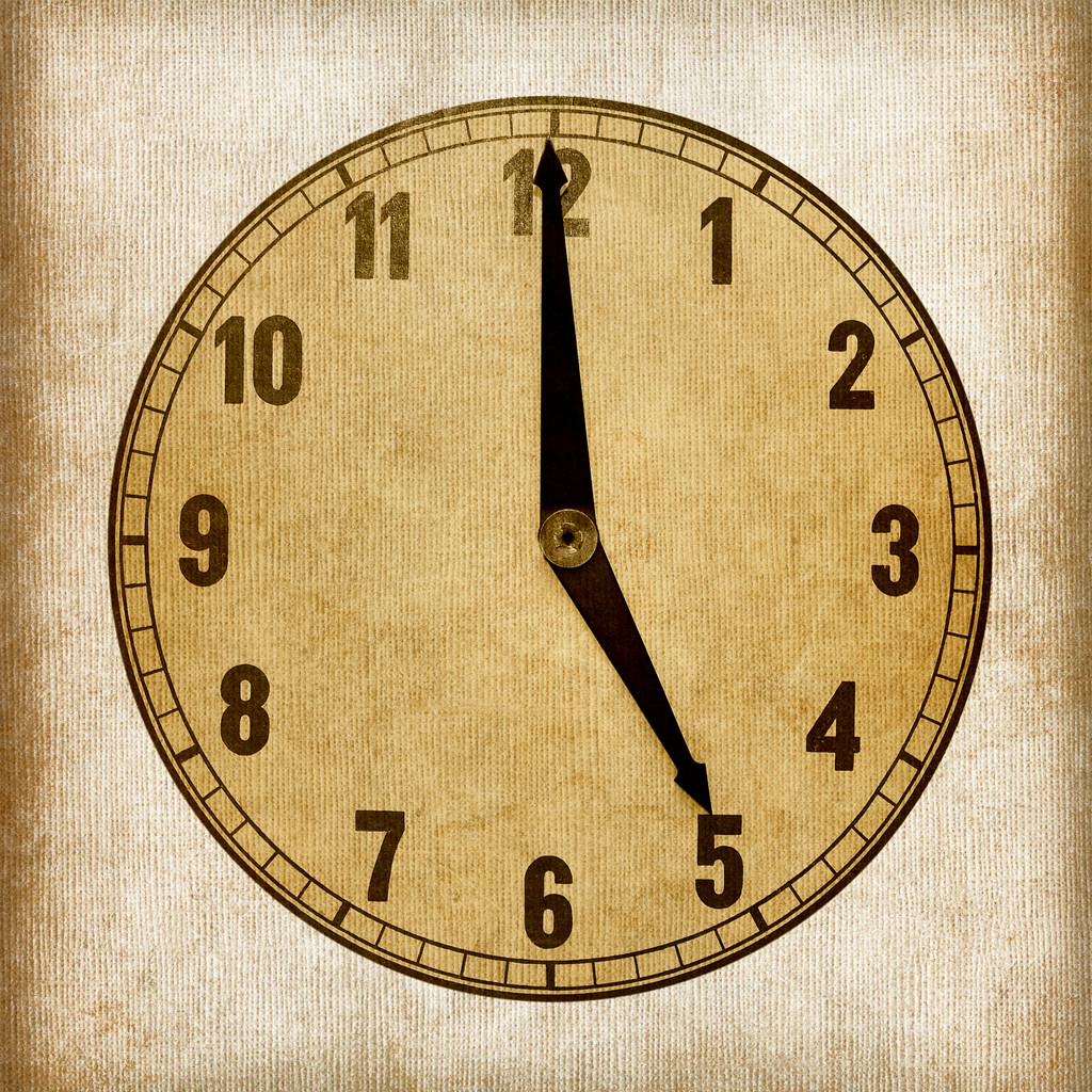 Texturizado viejo reloj de papel que muestra la cara 5 en punto
 - Foto, Imagen