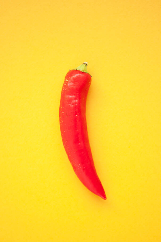 Uma pimenta vermelha no fundo amarelo - Foto, Imagem