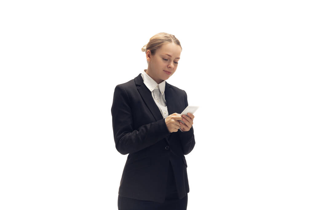 Νεαρή γυναίκα, λογιστής, πράκτορας στοιχημάτων με κοστούμι γραφείου απομονωμένη σε λευκό φόντο στούντιο - Φωτογραφία, εικόνα