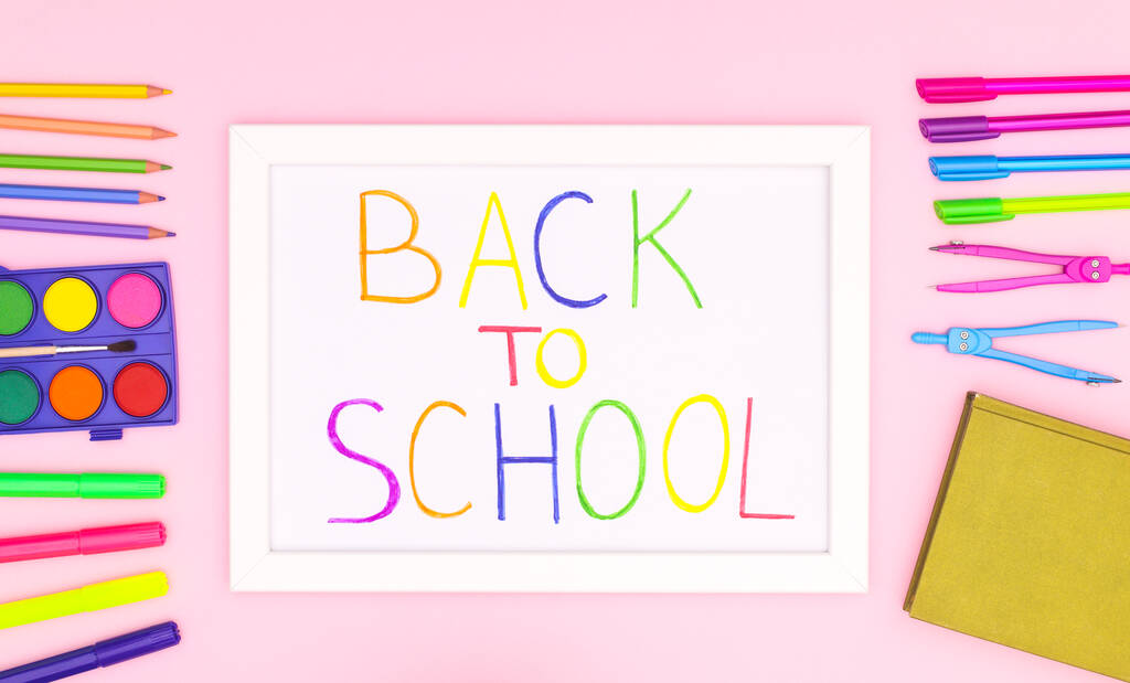 Ritorno a scuola cancelleria sul tema rosa  - Foto, immagini