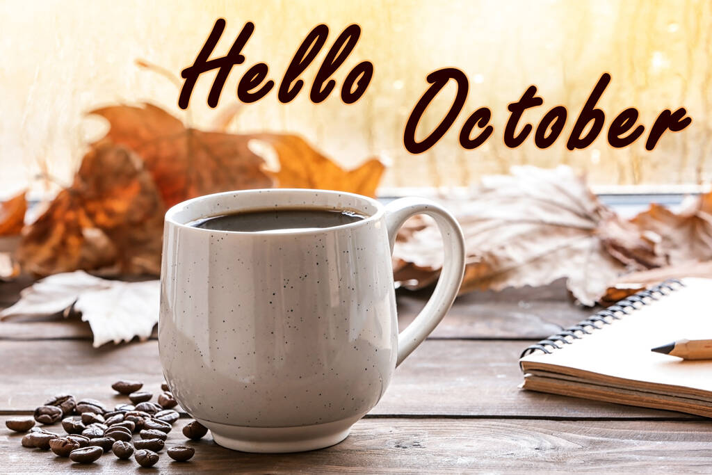 Hallo Oktober-Karte. Tasse Heißgetränk und Herbstblätter auf Holztisch - Foto, Bild