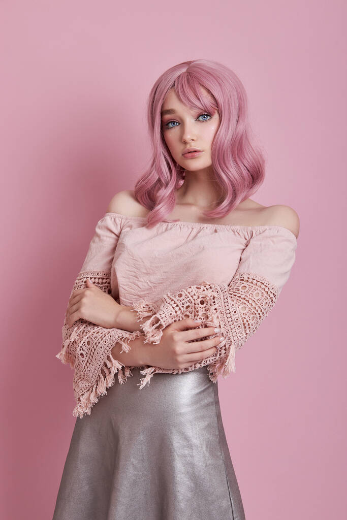 Porträt einer sexy jungen Frau mit rosa Haaren. Perfekte Frisur und Haarfarbe. Mädchen mit schönen blauen Augen und langen rosa Haaren - Foto, Bild