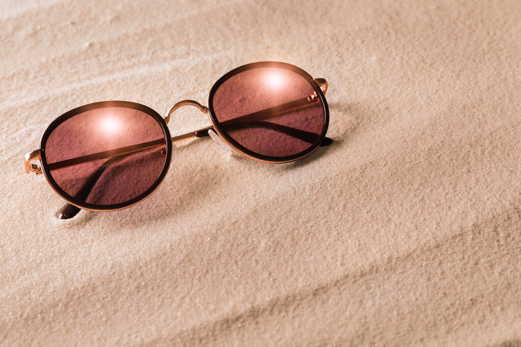 Beyaz kumda şık güneş gözlükleri. Metin için boşluk - Fotoğraf, Görsel