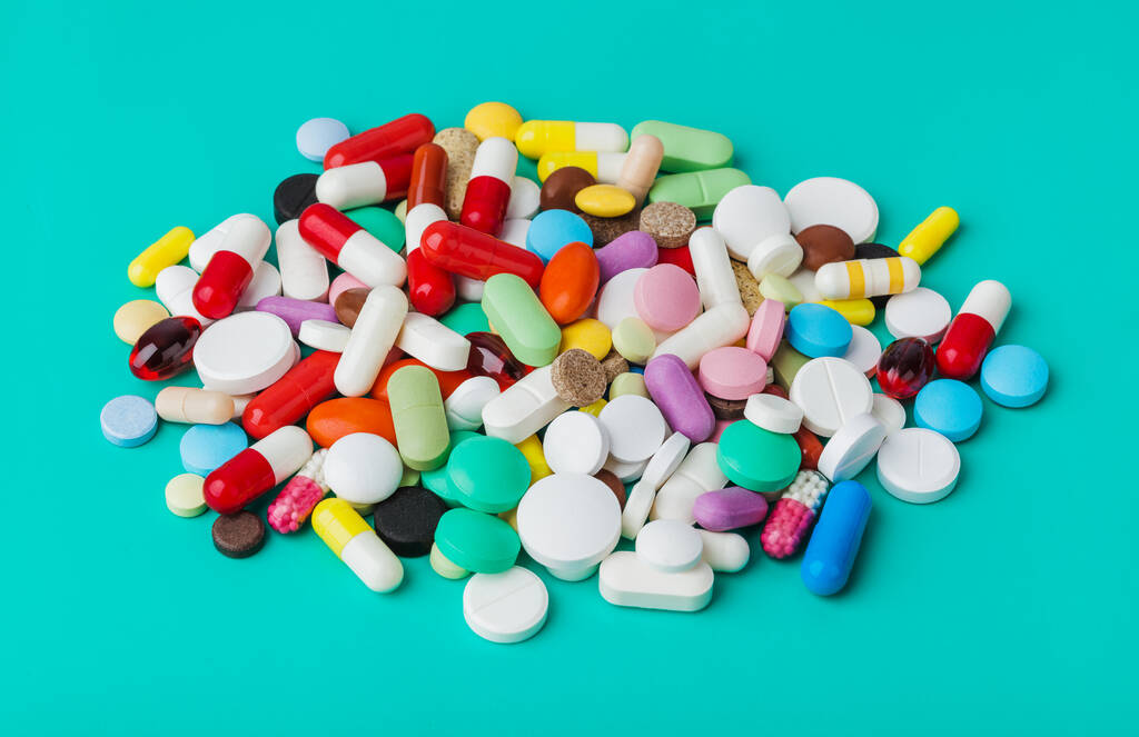 Altura de pílulas - fundo médico verde - Foto, Imagem