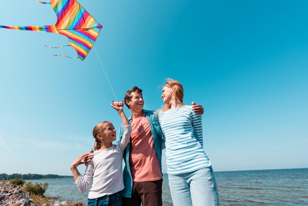 男包含妻と子供とともにカイトオン海辺  - 写真・画像