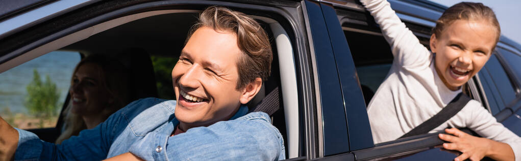 Concepto panorámico de hombre conduciendo coche cerca de la familia durante el fin de semana  - Foto, Imagen