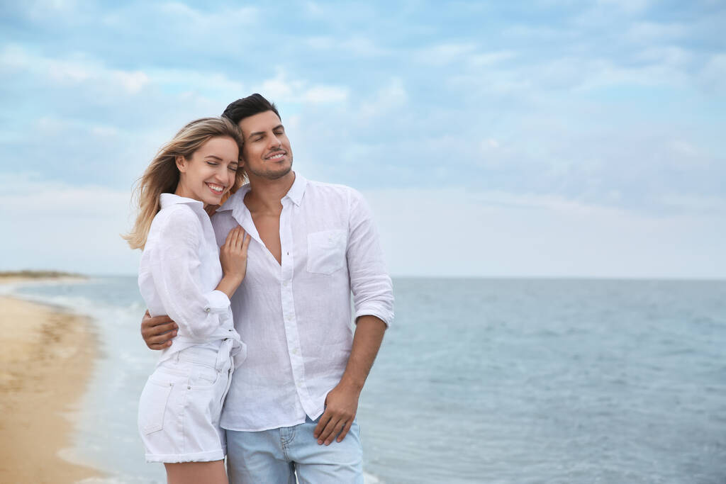 Šťastný pár na pláži, prostor pro textovky. Romantická procházka - Fotografie, Obrázek