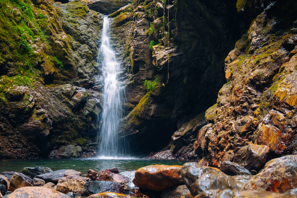 потрясающий пейзаж с горным водопадом, поток воды при длительной экспозиции - Фото, изображение