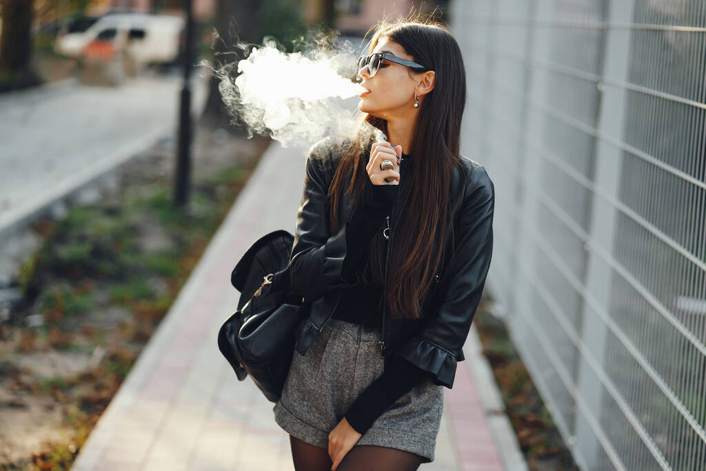 stílusos lány dohányzik egy e-cigaretta - Fotó, kép