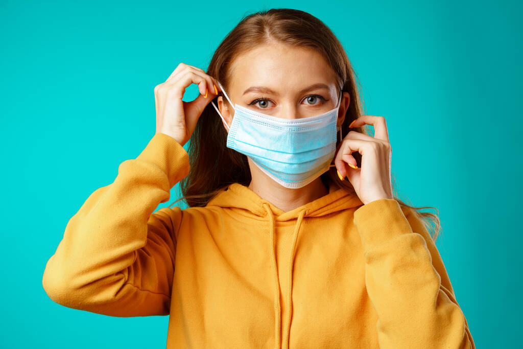 Молодая красивая случайная женщина в защитной медицинской маске - Фото, изображение