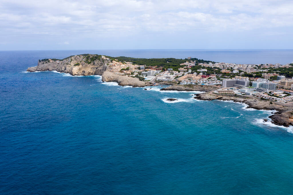 Cala Agulla Majorcaの湾で泳ぐ人々の空中ビュースペイン - 写真・画像