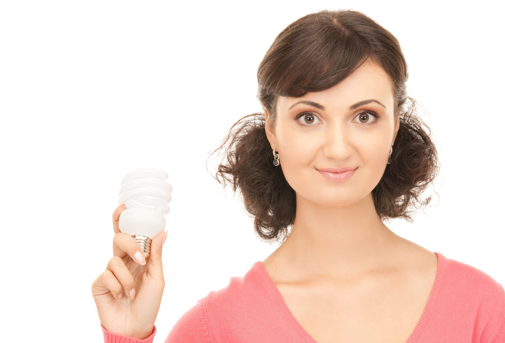 Жінка тримає енергозберігаючу лампочку
 - Фото, зображення