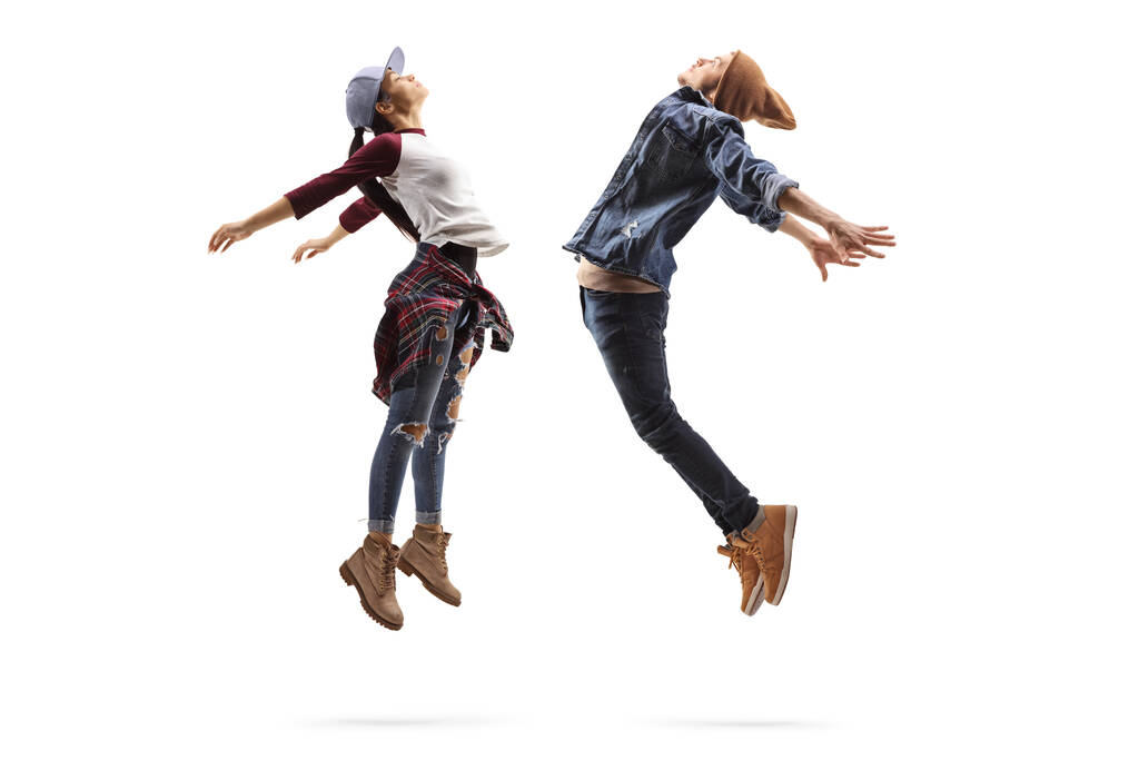 Полнометражный снимок молодого человека и женщины, исполняющих танцевальный прыжок на белом фоне - Фото, изображение
