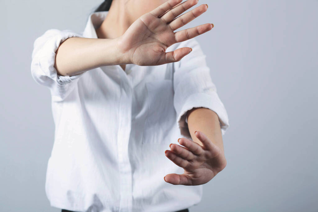 mulher mão parar sinal no fundo cinza - Foto, Imagem