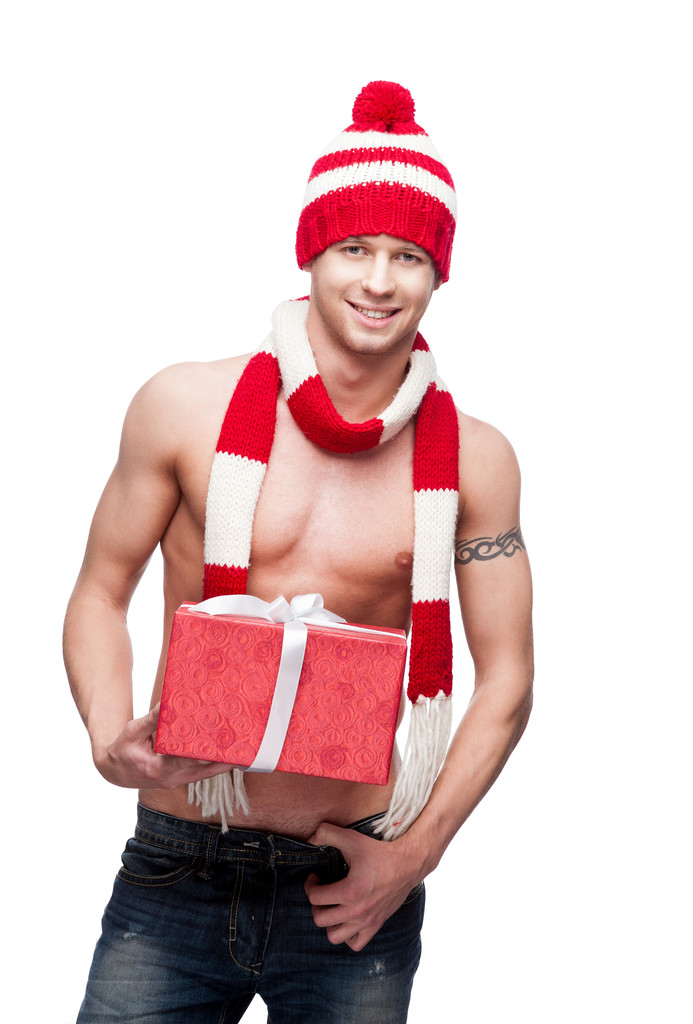 Sexy macho sosteniendo regalo rojo
 - Foto, Imagen