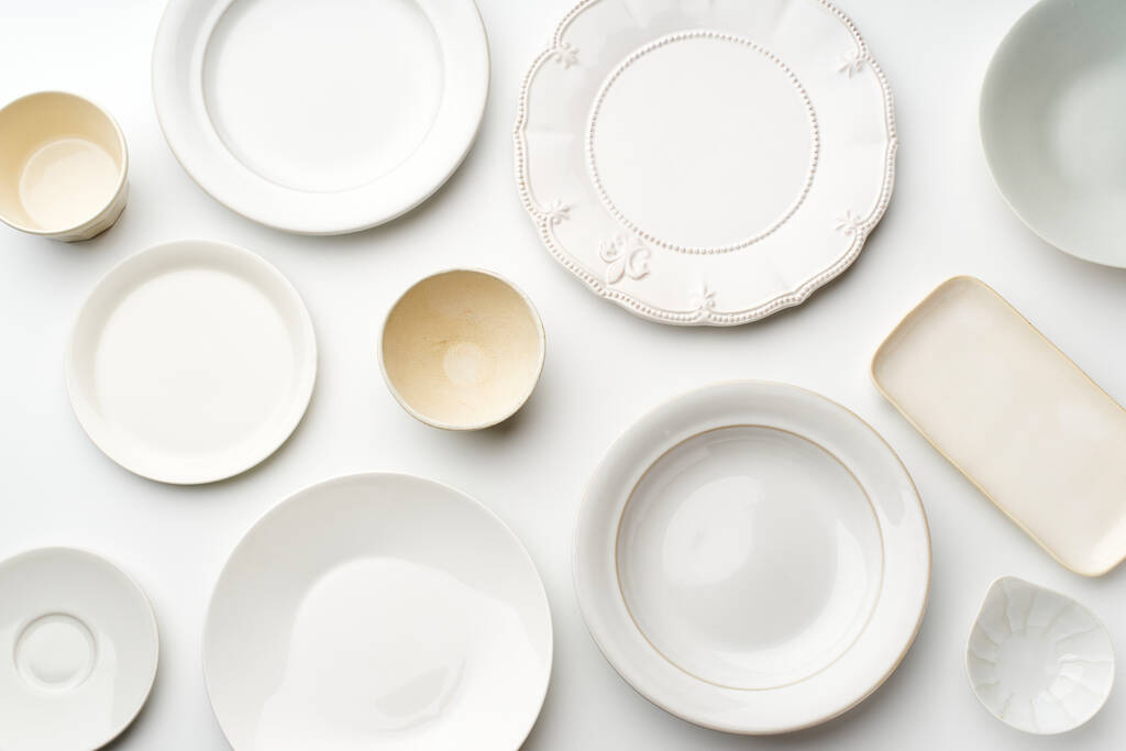 Lapos feküdt készlet fehér kerámia tányérok, Konyha asztali áru koncepció, felülnézet - Fotó, kép