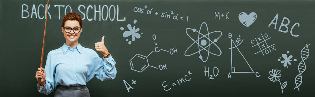 πανοραμική φωτογραφία του καθηγητή χημείας με το ραβδί δείχνει τον αντίχειρα μέχρι κοντά στο chalkboard με πίσω στο σχολείο γράμματα και εικονογράφηση  - Φωτογραφία, εικόνα