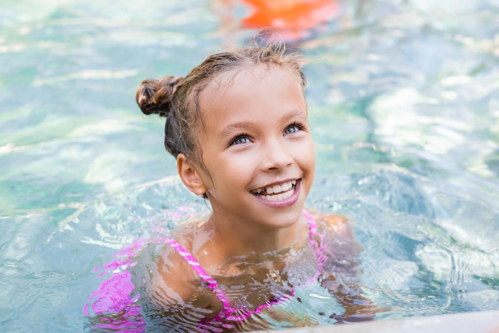 興奮した女の子はプールで泳いでいる間 - 写真・画像