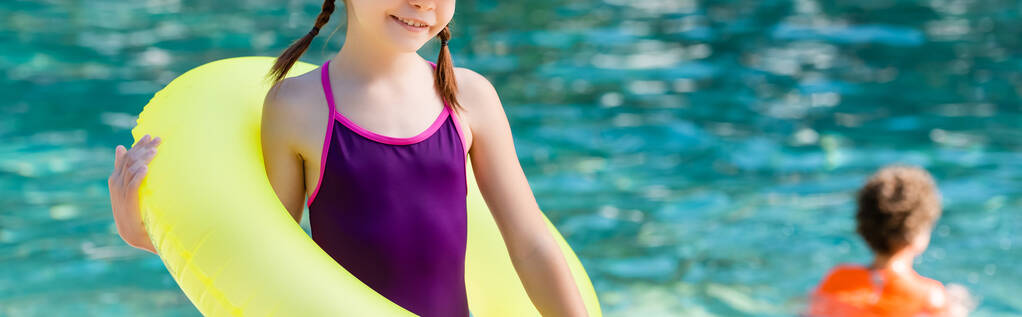 rajattu näkymä tyttö uimapuku tilalla puhallettava rengas, vaakasuora kuva - Valokuva, kuva