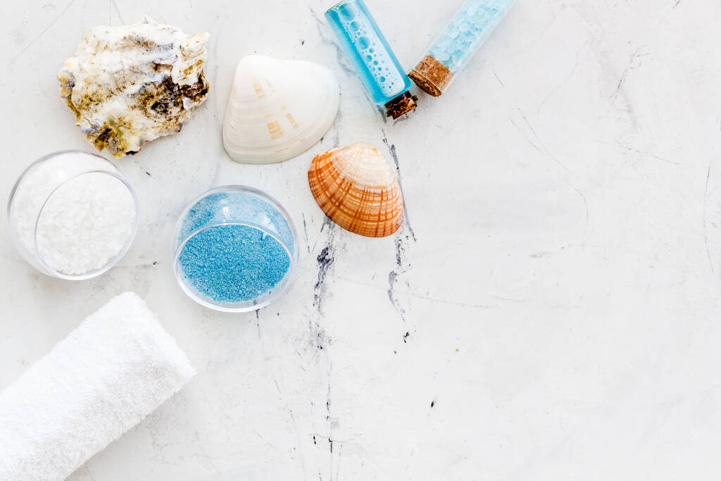 Házi készítésű aromás kozmetikumok tengeri sóval és aromaolajjal - Fotó, kép