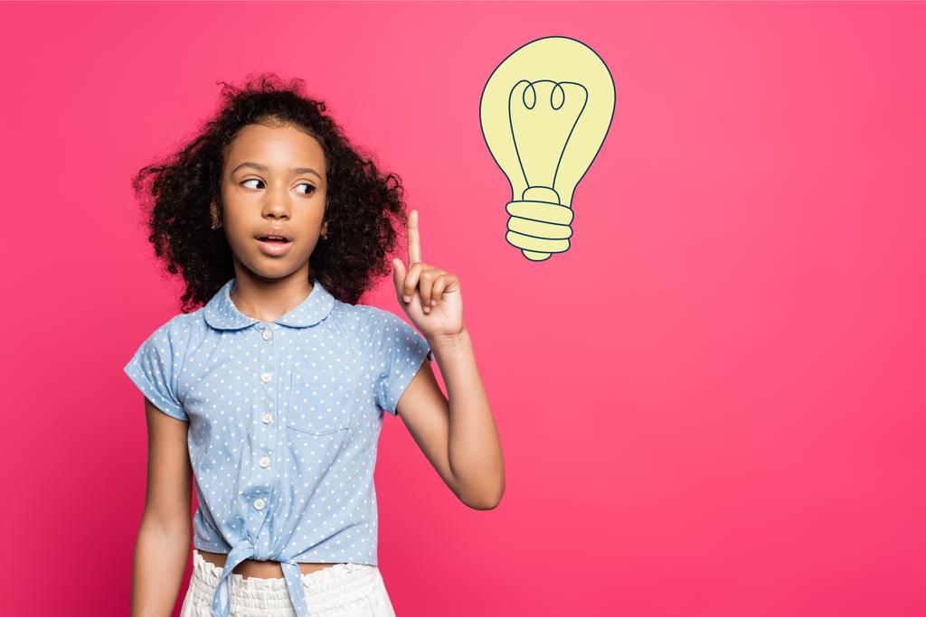 göndör afro-amerikai gyerek bemutató ötlet gesztus közelében villanykörte illusztráció rózsaszín - Fotó, kép