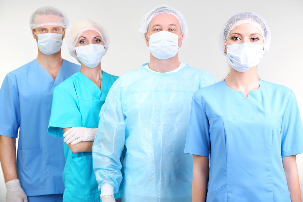 Cirujanos de pie sobre fondo gris
 - Foto, imagen
