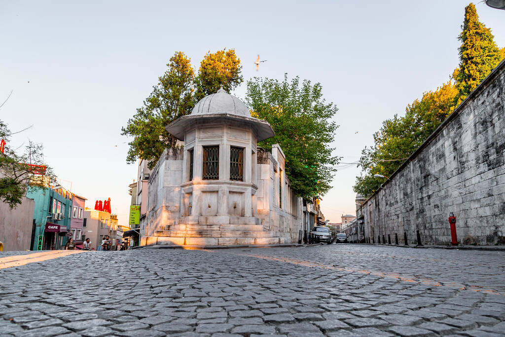 Istanbul, Turkije - 29 juli 2020: De graftombe en fontein van Mimar Sinan, de belangrijkste Ottomaanse architect en civiel ingenieur voor sultans Suleiman the Magnificent, Selim II en Murad III. - Foto, afbeelding