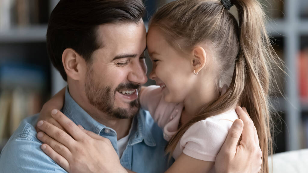 Großaufnahme lächelnder Vater und kleine Tochter genießen zärtlichen Moment - Foto, Bild