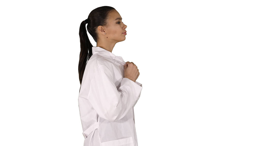 Mladá žena lékárník v bílém plášti uniforma chůze na bílém pozadí. - Fotografie, Obrázek