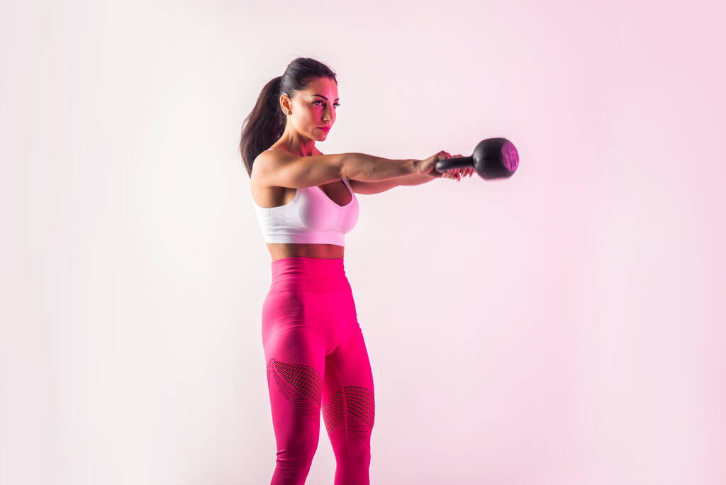 Αθλητική γυναίκα με fitness sportswear traning - Όμορφη κοπέλα που κάνει fitness σε στούντιο - Φωτογραφία, εικόνα
