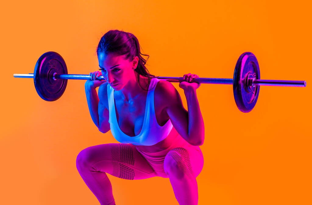 Атлетическая женщина с фитнес спортивная одежда traning - Красивая девушка, занимающаяся фитнесом в студии - Фото, изображение