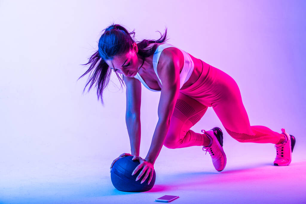 Спортсменка зі спортивним одягом - красива дівчина займається фітнесом в студії
 - Фото, зображення
