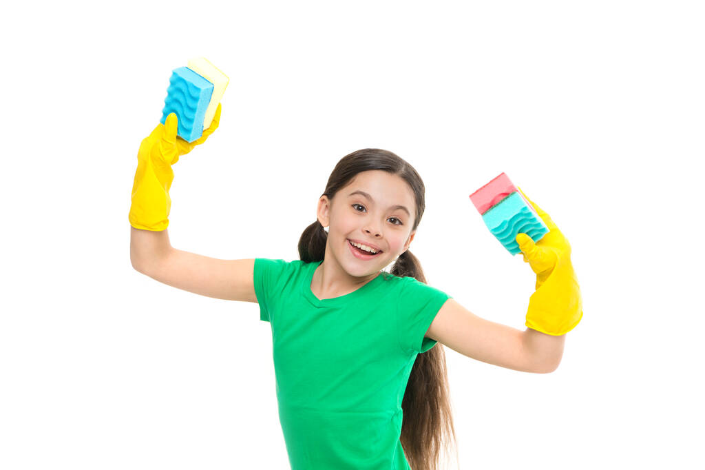 Εγώ το έκανα. το παιδί καθαρίζει τριγύρω. Προστατέψτε το ευαίσθητο δέρμα. Το παιδί καθαρίζει στο σπίτι. Μικρό κορίτσι, μπράβο σου. Σφουγγάρι πιάτων. σφουγγάρι χρήσιμο για καθαρισμό. χαρούμενο παιδί χρησιμοποιεί σφουγγάρι και γάντια καθαρισμού - Φωτογραφία, εικόνα