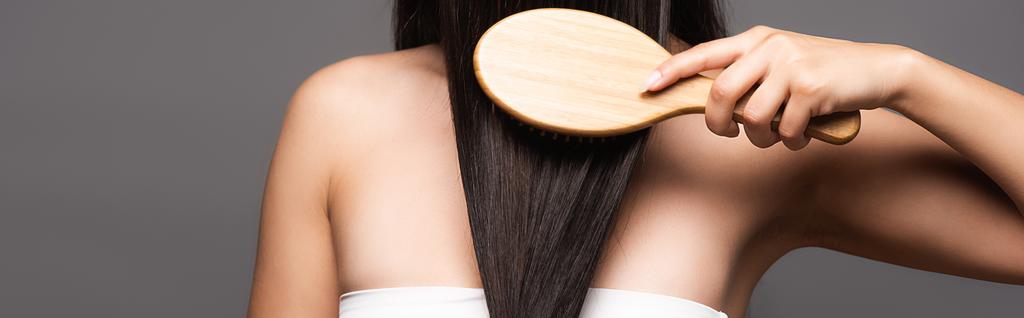 osittainen näkymä brunette nainen harjaus kiiltävät hiukset eristetty musta, panoraama laukaus - Valokuva, kuva