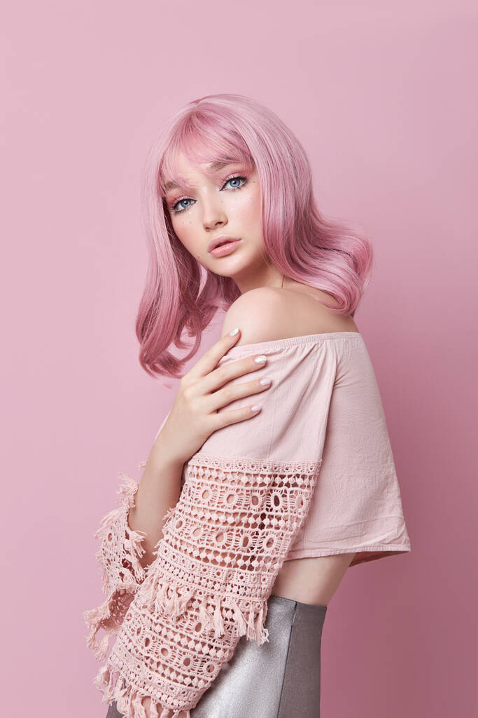 Портрет сексуальної молодої жінки з рожевим волоссям. Ідеальна зачіска і забарвлення волосся. Дівчина з красивими блакитними очима і довгим рожевим волоссям
 - Фото, зображення