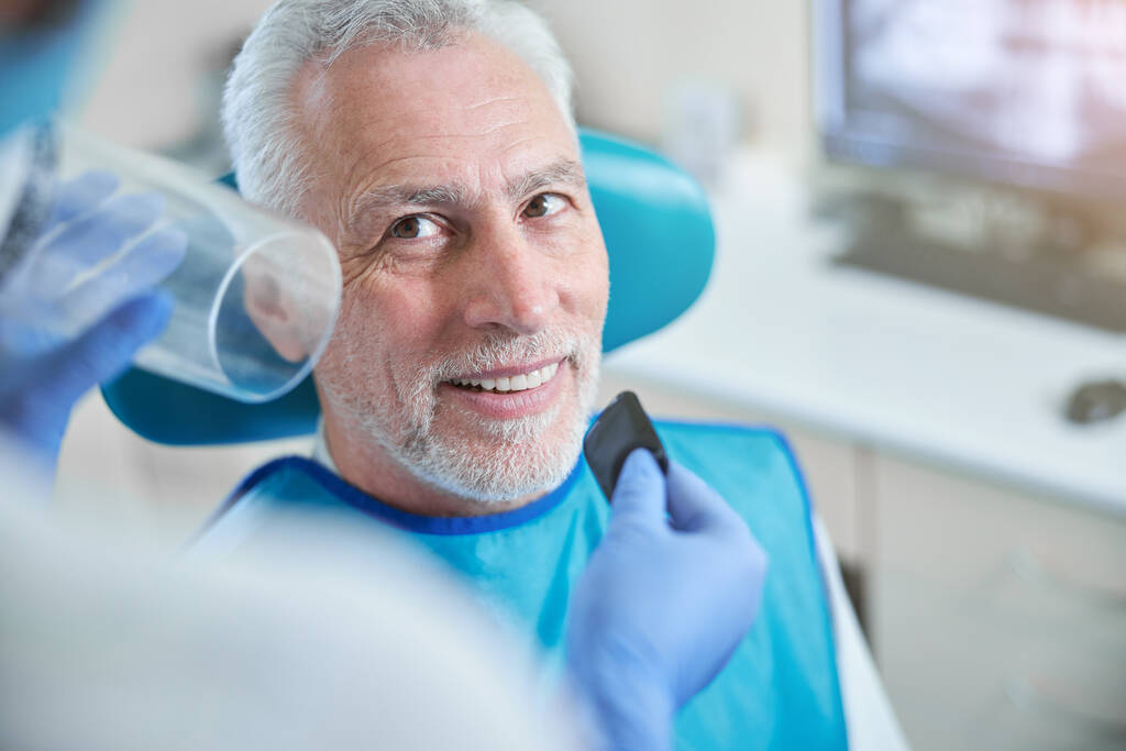 Homem idoso sorridente se preparando para um raio-x dental - Foto, Imagem