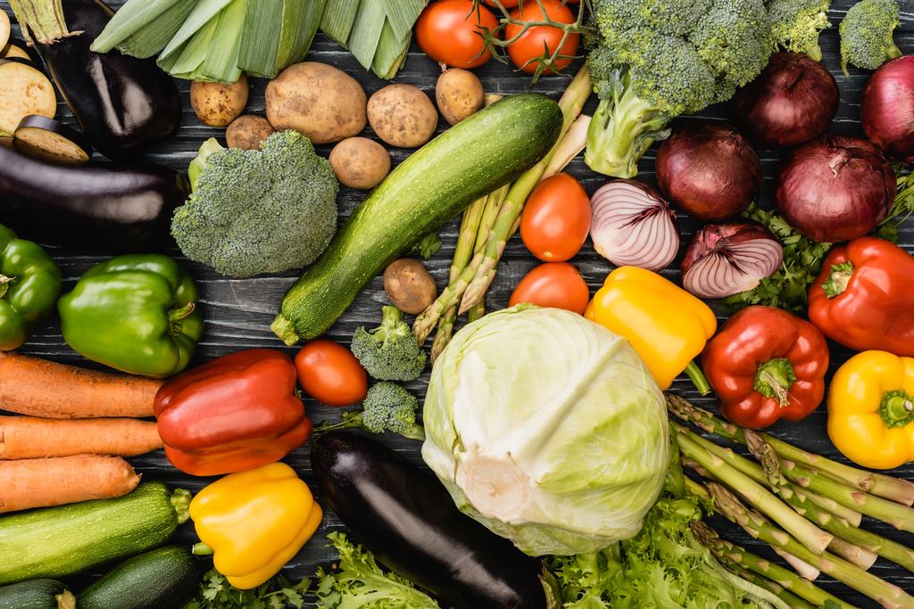 vista superior de verduras frescas coloridas sabrosas - Foto, Imagen