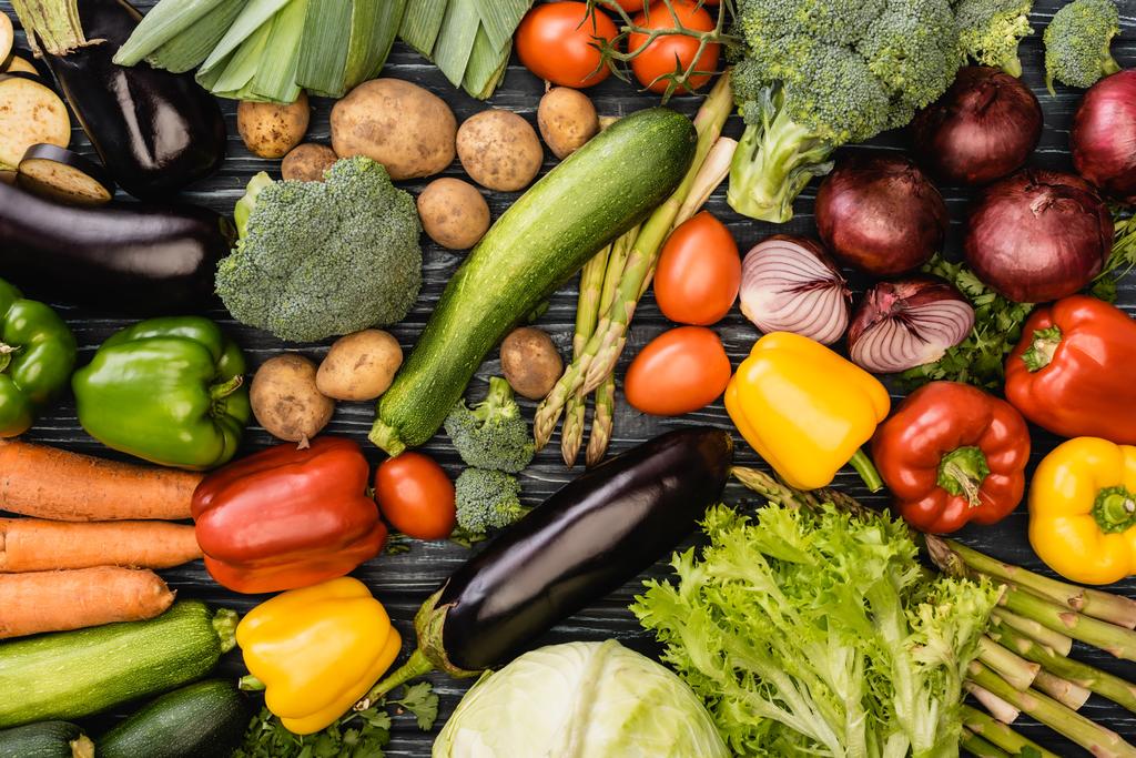 vrchol pohled na čerstvou barevnou chutnou zeleninu - Fotografie, Obrázek