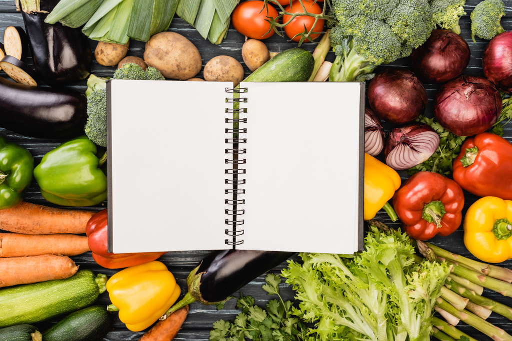vista superior de verduras frescas de colores alrededor de cuaderno vacío - Foto, imagen